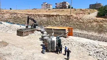 Besni'de Kamyon Devrildi