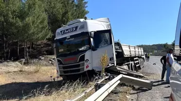 Gölbaşı'nda TIR Bariyerlere Çarptı: Sürücü Yaralı