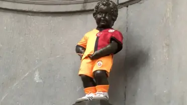 Galatasaray'ın 5 yıldızlı forması 406 yıllık Manneken Pis heykeline giydirildi