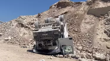 Ceyhan'da Kamyon Devrildi, Sürücü Hayatını Kaybetti
