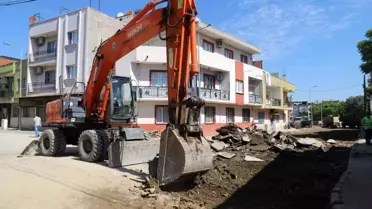 Turgutlu'da Atatürk Mahallesi'nde Yol Yenileme Çalışmaları Devam Ediyor