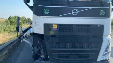 TIR, Traktöre Çarptı: Sürücü Yaralandı