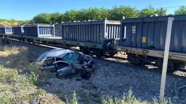Yük Treni Otomobile Çarptı: 5 Yaralı
