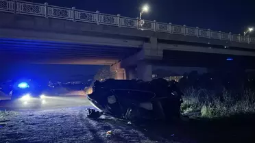 Sürücüsünün kontrolünden çıkan otomobil Kızılırmak Nehri'ndeki köprüden düştü: 2 yaralı