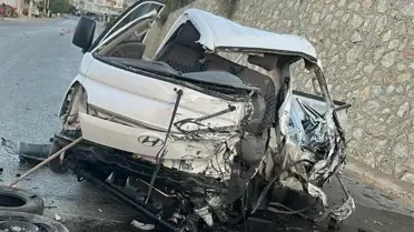 İznik'te TIR ile Kamyonet Kafa Kafaya Çarpıştı
