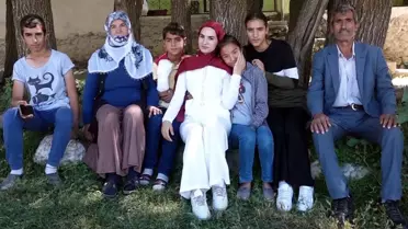 YKS çıkışı kızını çiçeklerle karşılayan baba: O dakika dünyalar benim oldu