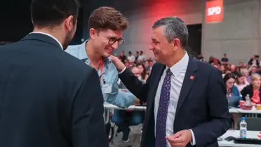 Özgür Özel Berlin'de Kongrede