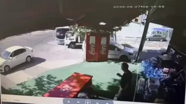 Maltepe'de Kamyonet Minibüse Çarptı