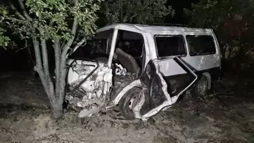 Karaman'da Minibüs Bahçeye Uçtu
