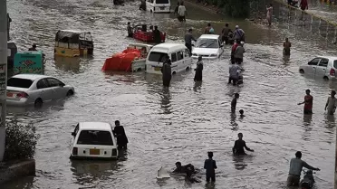 Pakistan'da muson yağmurları 38 can aldı