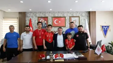 Bilecik'li Genç Güreşçiler Ödüllerini Aldı