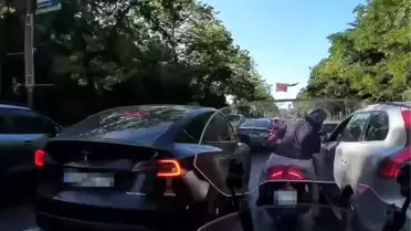 İstanbul'da Motosiklet Sürücüsü Tartışma Çıkardı