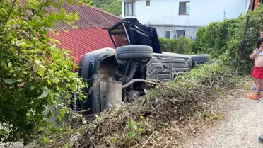 Ayancık'ta Oto Kazası: Araç Evin Ara Boşluğuna Düştü