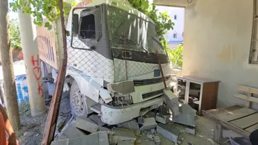 Kozan'da Freni Boşalan Kamyon Ev Duvarına Çarptı