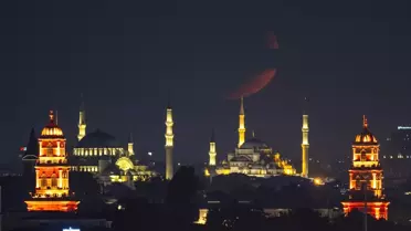 İstanbul'da hilal camileri süsledi