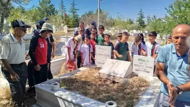 Öğretmen; Çanakkale'den getirdiği toprağı gazilerin mezarlarına bıraktı