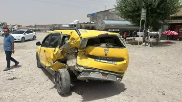 Silopi'de Taksi ile Minibüs Çarpıştı: 2 Çocuk Yaralandı