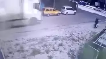 Elazığ'da Tırın Dorseye Takılan Araç Sürüklendi