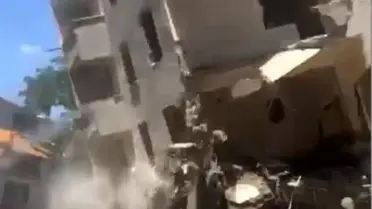 Yıkımı yapılan bina, kepçenin müdahalesiyle yola çöktü