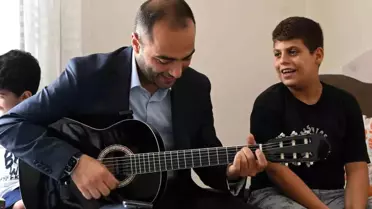 Gaziosmanpaşa'da Başkan Vekilinden Özel Gereksinimli Efe'ye Gitar Sürprizi
