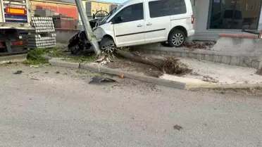 Çorum'da Kaza: Araç Ağaca ve Direğe Çarptı