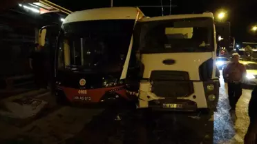 Malatya'da Beton Mikserinin Trambüse Çarpması: 4 Yaralı
