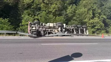 Zonguldak'ta Devrilen Tırın Sürücüsü Sağ Kurtuldu