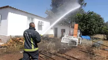 Antalya'da Kuru Ot Yangını Evleri Tehdit Etti