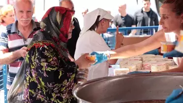 Ataşehir Belediyesi'nden Geleneksel Aşure Dağıtımı