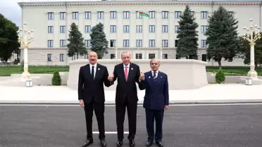 Erdoğan, Hankendi simge binası önünde fotoğraf çektirdi