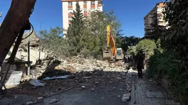 Maltepe'de Binanın Bir Kısmı Yola Çöktü