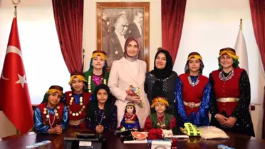 Tatarlı Beldesi Kadınları, Vali Yiğitbaşı'nı Yöresel Kıyafetlerle Ziyaret Etti