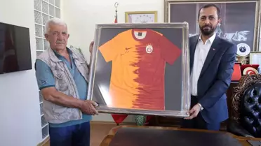 Galatasaraylı Duran Alkan'a imzalı forma hediye edildi