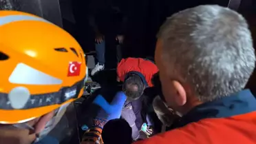 Tuşba'da Asansörde Mahsur Kalan 8 Kişi Kurtarıldı