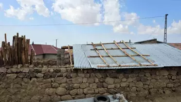 Bitlis'te Hortum Çatıları Uçurdu