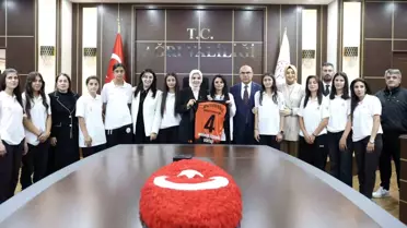 Bakan Göktaş, Ağrı Kadın Futbol Takımı ile Buluştu
