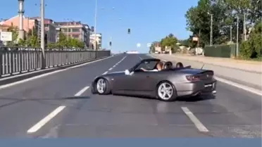 Trafik magandaları kırmızı ışıkta yolu kapatıp drift attı