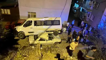 Adana'da park halindeki minibüs, otomobilin üzerine düştü