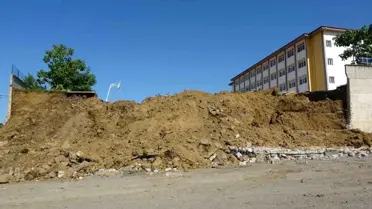 Samsun'da Riskli Duvar Kontrollü Yıkıldı