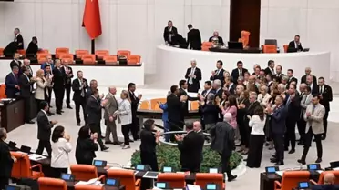 CHP'li vekillerden tutuklanan Zeydan Karalar için Meclis'te kürsü işgali