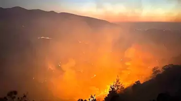Alevler Uşak ve Manisa'yı aynı anda sardı: 21 ev boşaltıldı