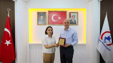 Düzce Belediye Başkanı'ndan Başarılı Müdürlere Teşekkür Plaketi