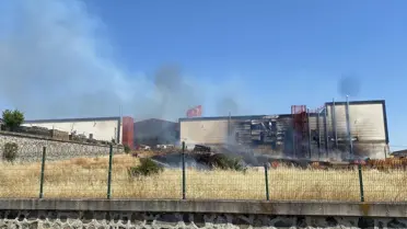 Çorlu'da Fabrikada Yangın: 4 Kişi Dumandan Etkilendi