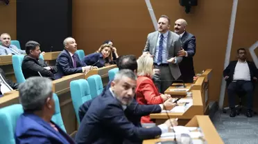 Üsküdar Belediye Meclisi'nde 'baklava' gerginliği: Birbirlerinin üzerine yürüdüler