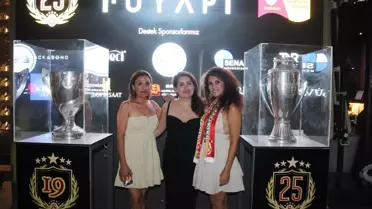 Galatasaray Kupalarını Kuşadası'nda Sergiledi