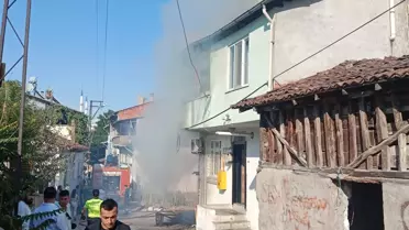 Vezirköprü'de Yangın: Ahşap Ev Kullanılamaz Hale Geldi