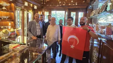 Diyarbakır'da tarihi surlara Türk bayrakları asıldı