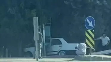 İnegöl'de Otomobil Direğe Çarptı