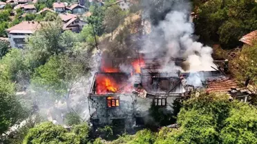 Karabük'te Çıkan Yangın Müstakil Evi Küle Çevirdi