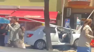Sancaktepe'de Otomobil Bakkala Çarptı